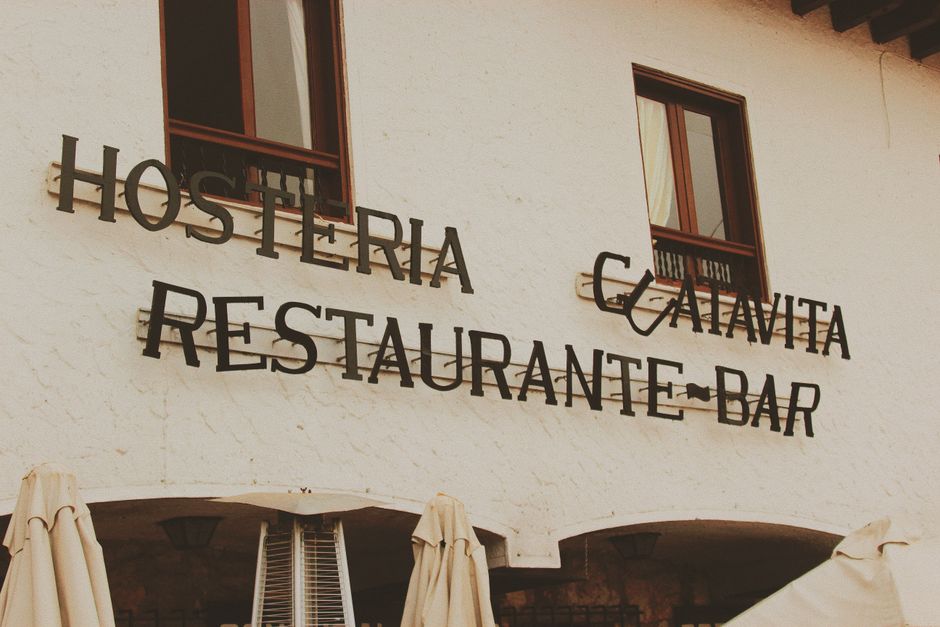 Terraza de restaurante española con código QR para el menú digital