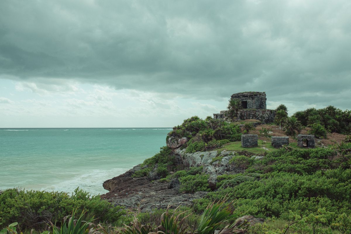 Ruinas con cielo dramático