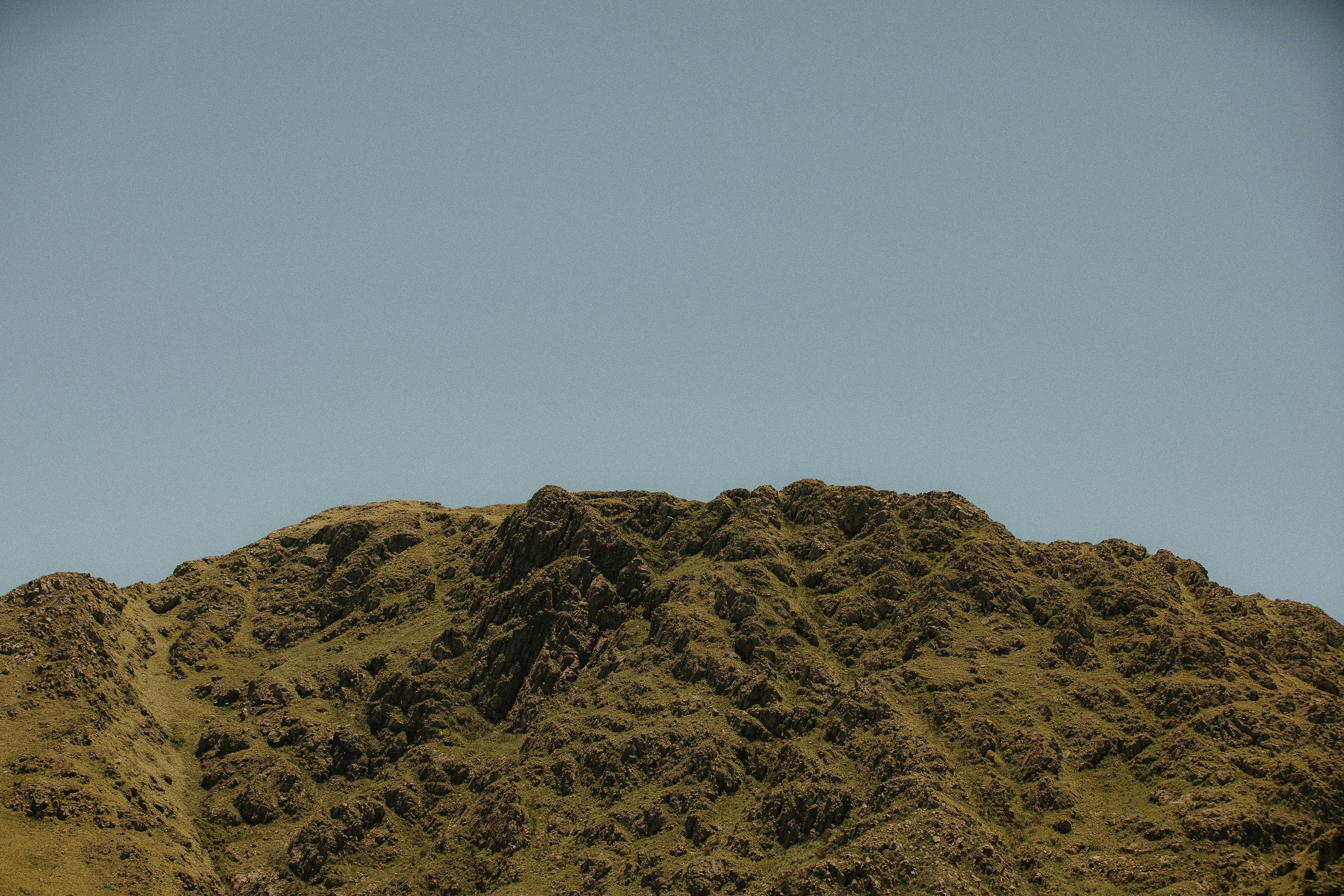 Gratis Spektakulær udsigt over barske bjerge under en klar blå himmel i Córdoba, Argentina. Lagerfoto