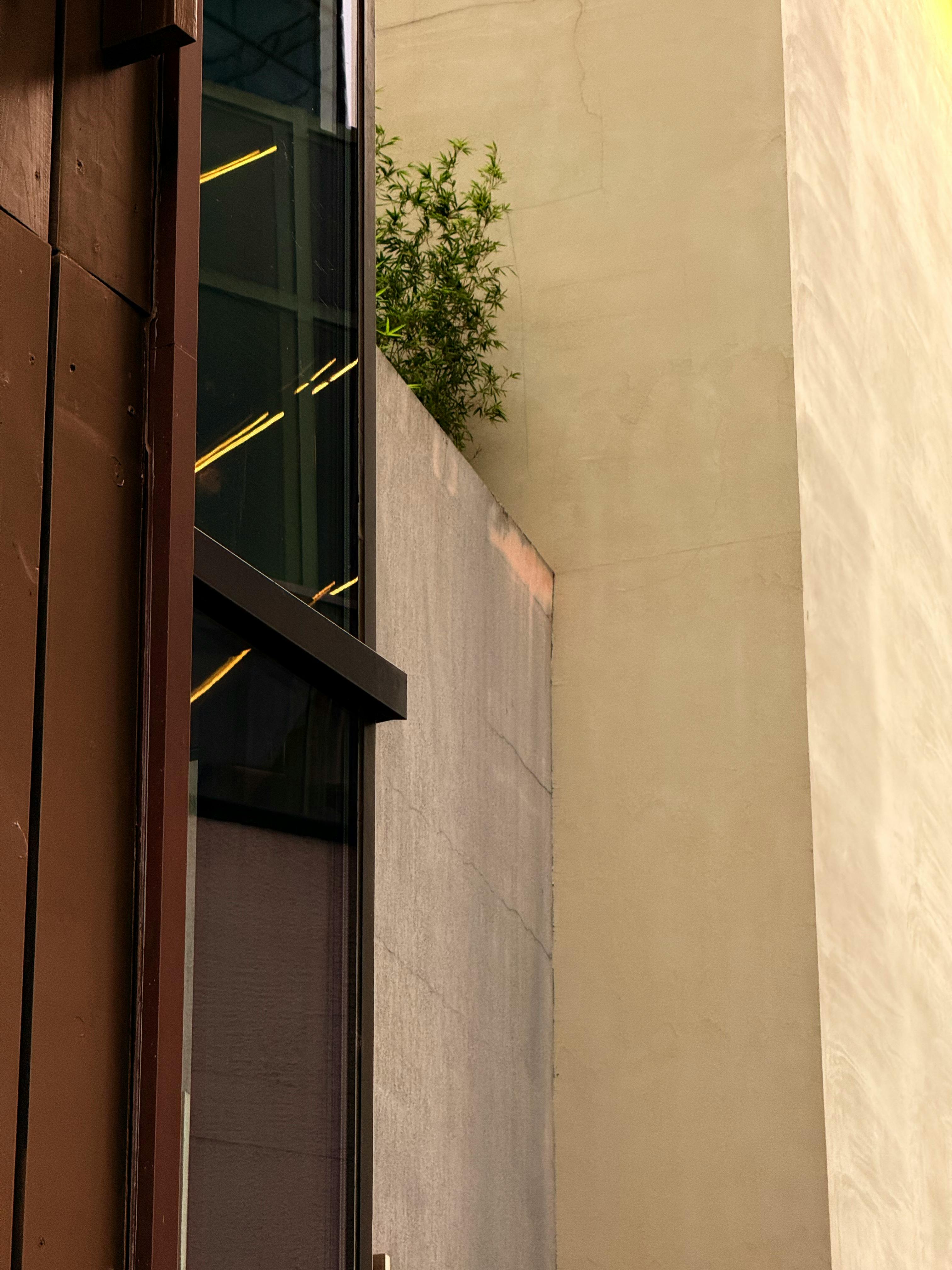 Free Urban architecture with glass and concrete elements, featuring greenery. Stock Photo