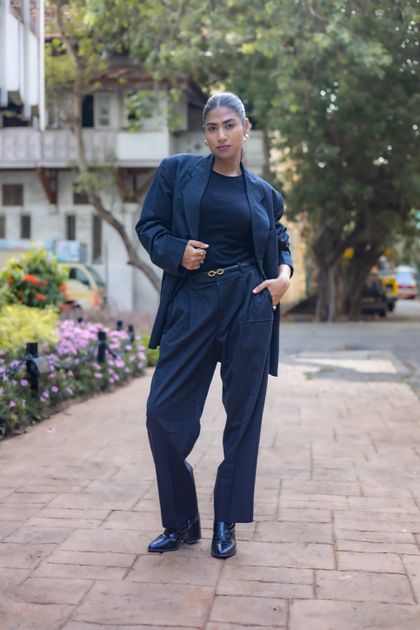 Trang phục quần tây nữ từ vải polyester stretch 4 chiều - ứng dụng điển hình của vải 100D co giãn