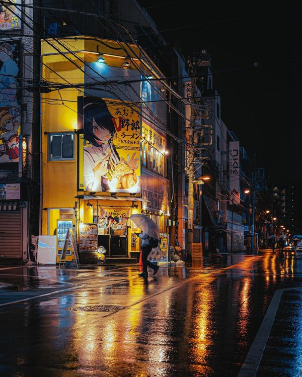 东京台东区的雨夜,充满活力的街道 · 免费素材图片