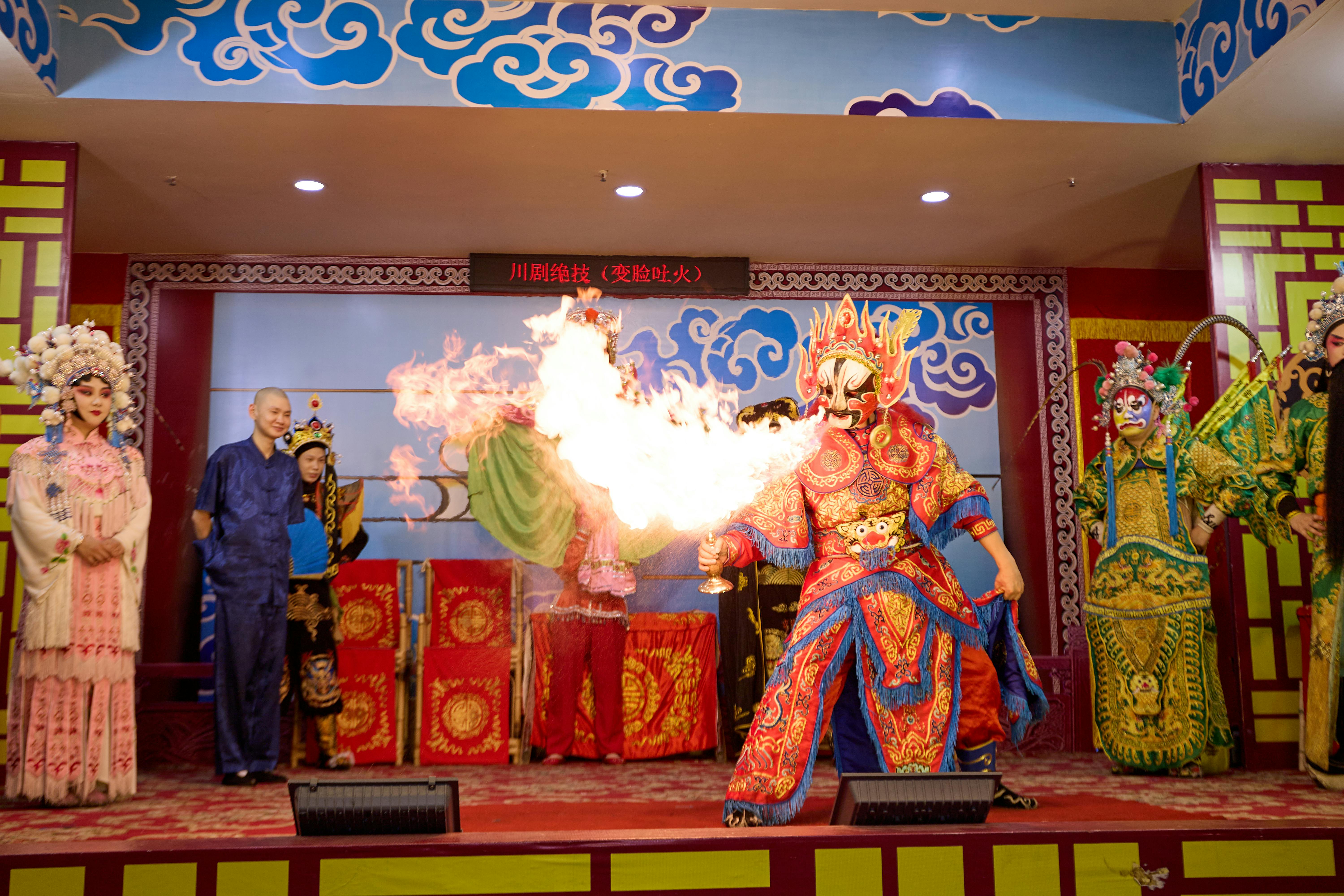 Ücretsiz Sahnede dramatik ateş püskürten gösterilerin sergilendiği canlı Çin opera sahnesi. Stok Fotoğraflar