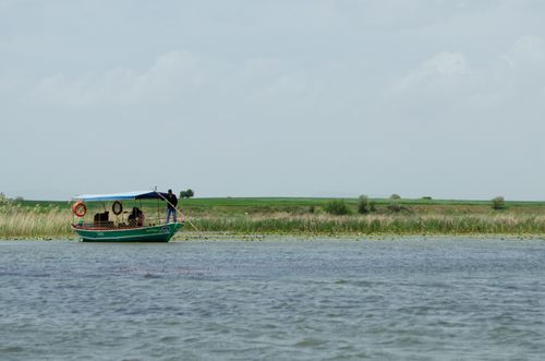 Free A serene scene of a boat on Beyşehir Lake with lush greenery in Türkiye. Stock Photo