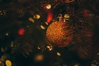 装饰过的树枝上挂着闪闪发光的金色圣诞装饰品