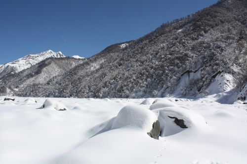 Free Serene snowy mountain scene showcasing natural beauty under a clear blue sky. Stock Photo