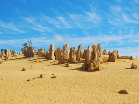 Explorez les formations calcaires uniques du désert des Pinnacles en Australie occidentale.