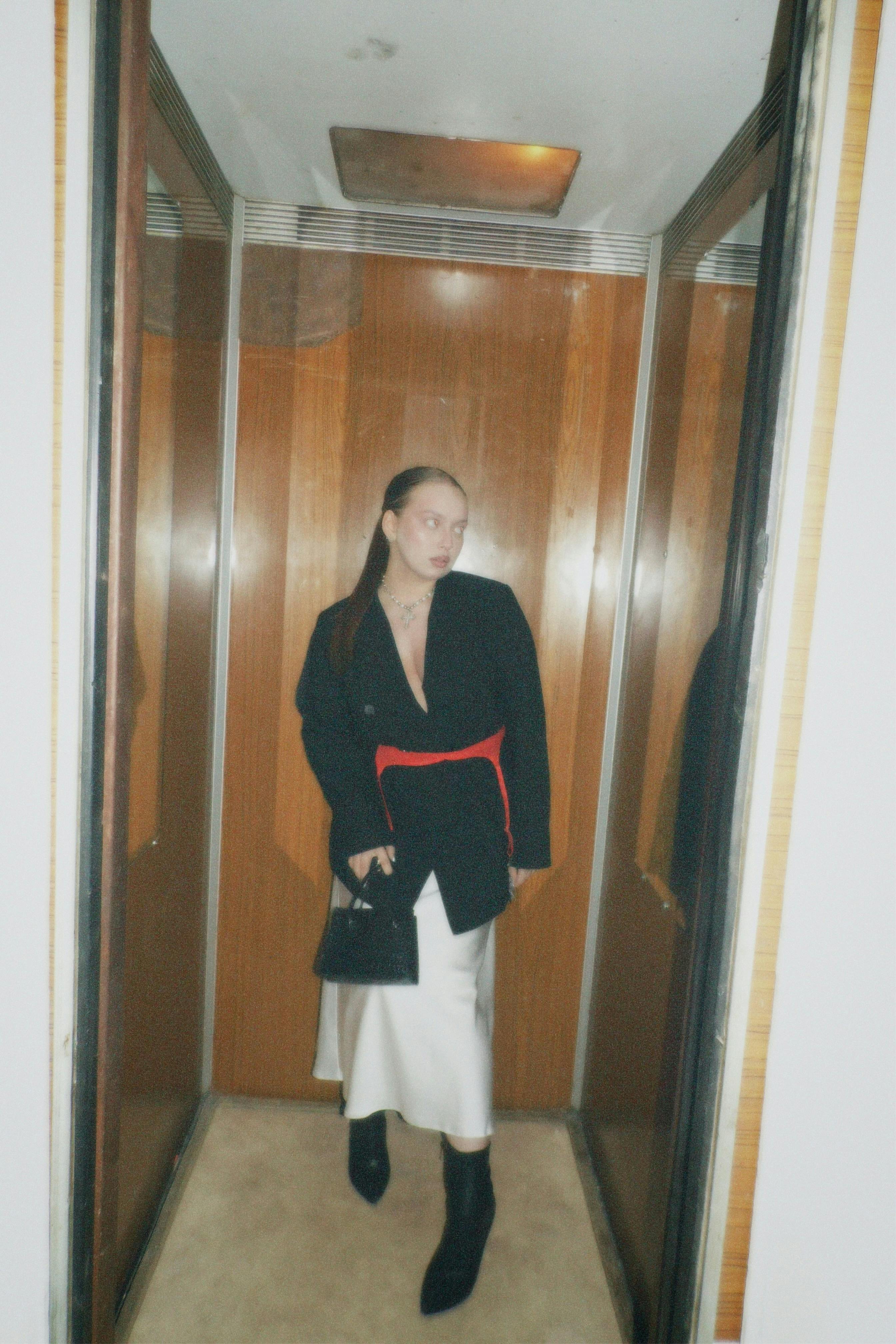 Korsett Kleid: Entdecke Die Magie Der Figurbetonten Mode 4 Die Geschichte des Korsett Kleides: Von der Vergangenheit zur modernen Mode