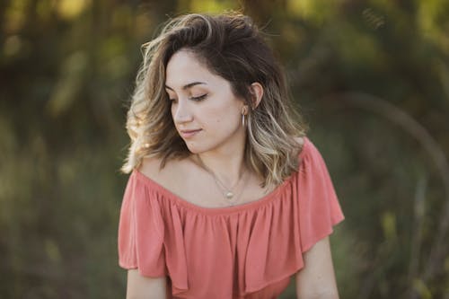 Foto De Mujer Vistiendo Rosa Fuera Del Hombro