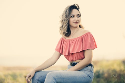 Femme souriante profitant d’une journée ensoleillée