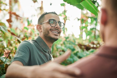 Hombre Sonriente, Llevando Lentes