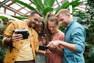 一群朋友在充满活力的温室里享受摄影的乐趣