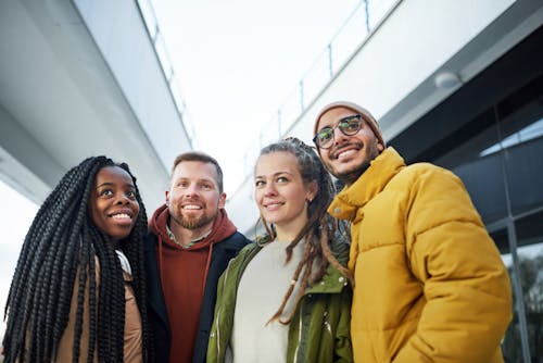 Photo De Personnes Debout Les Unes à Côté Des Autres