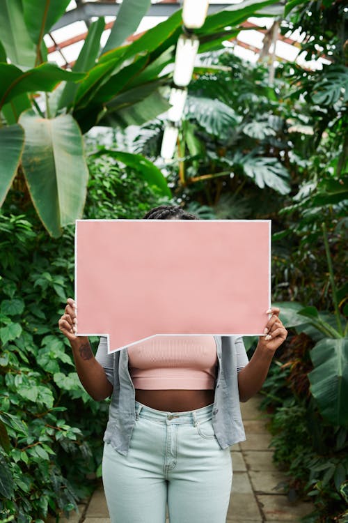 Foto De Mulher Segurando Uma Placa De Sinalização