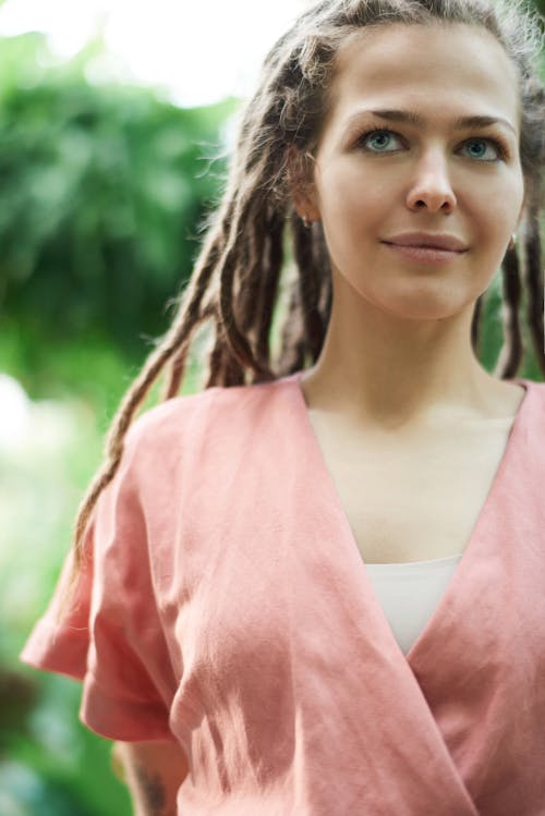 Foto De Enfoque Superficial De Mujer Sonriendo