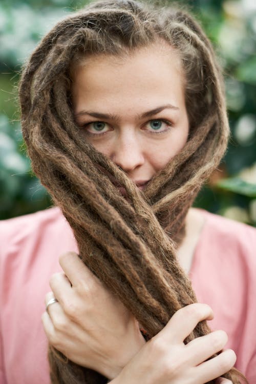 Zdjęcie Kobiety Trzymającej Jej Włosy