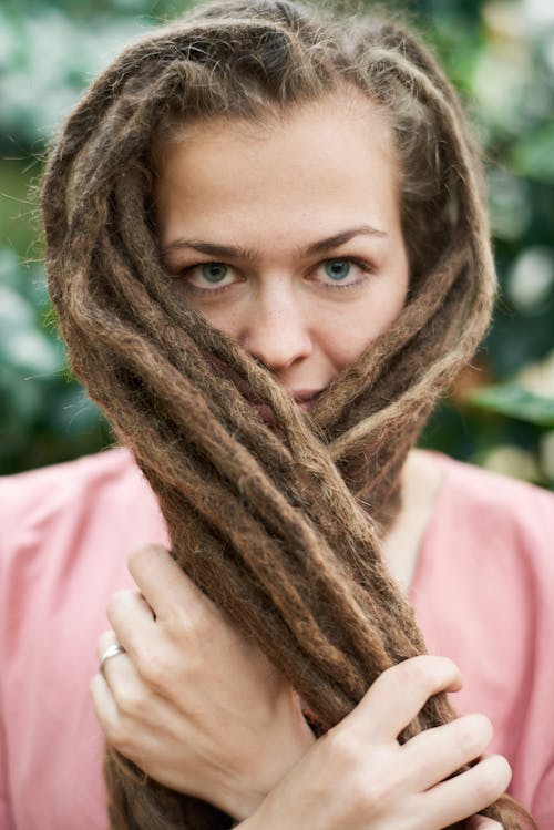 女人抱着她的头发的照片