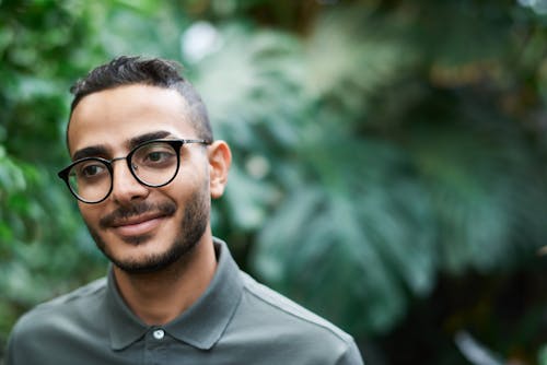 Foto Fokus Dangkal Pria Yang Mengenakan Kacamata