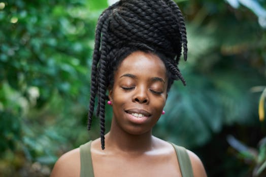 一位梳着辫子的女人在户外享受大自然的肖像