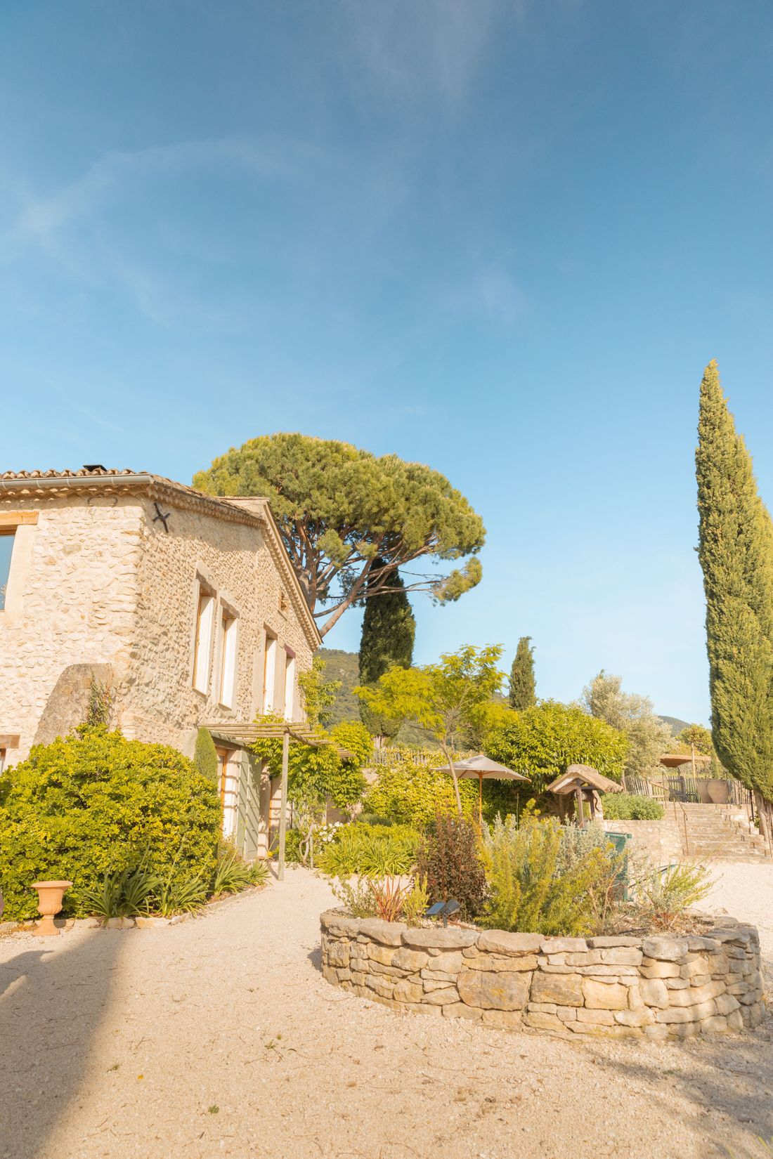 Maison en pierre dans un paysage de Provence