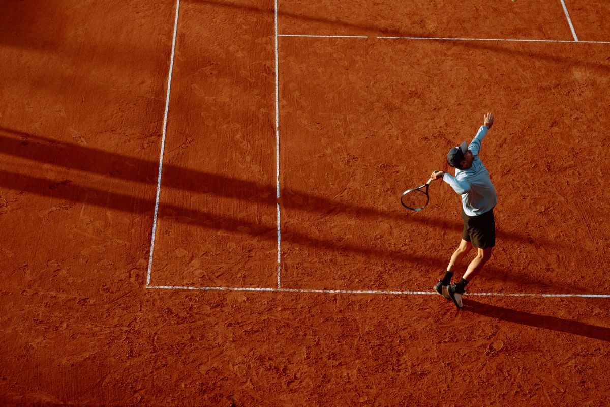 Casinoprom Roland Garros Bahisleri için kil kortta tenis oynayan tenisçi