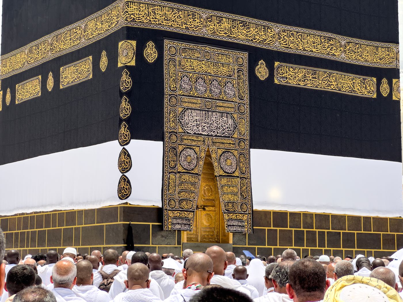 Lautan jemaah berkumpul di sekeliling Kaabah di Masjidil Haram, Makkah