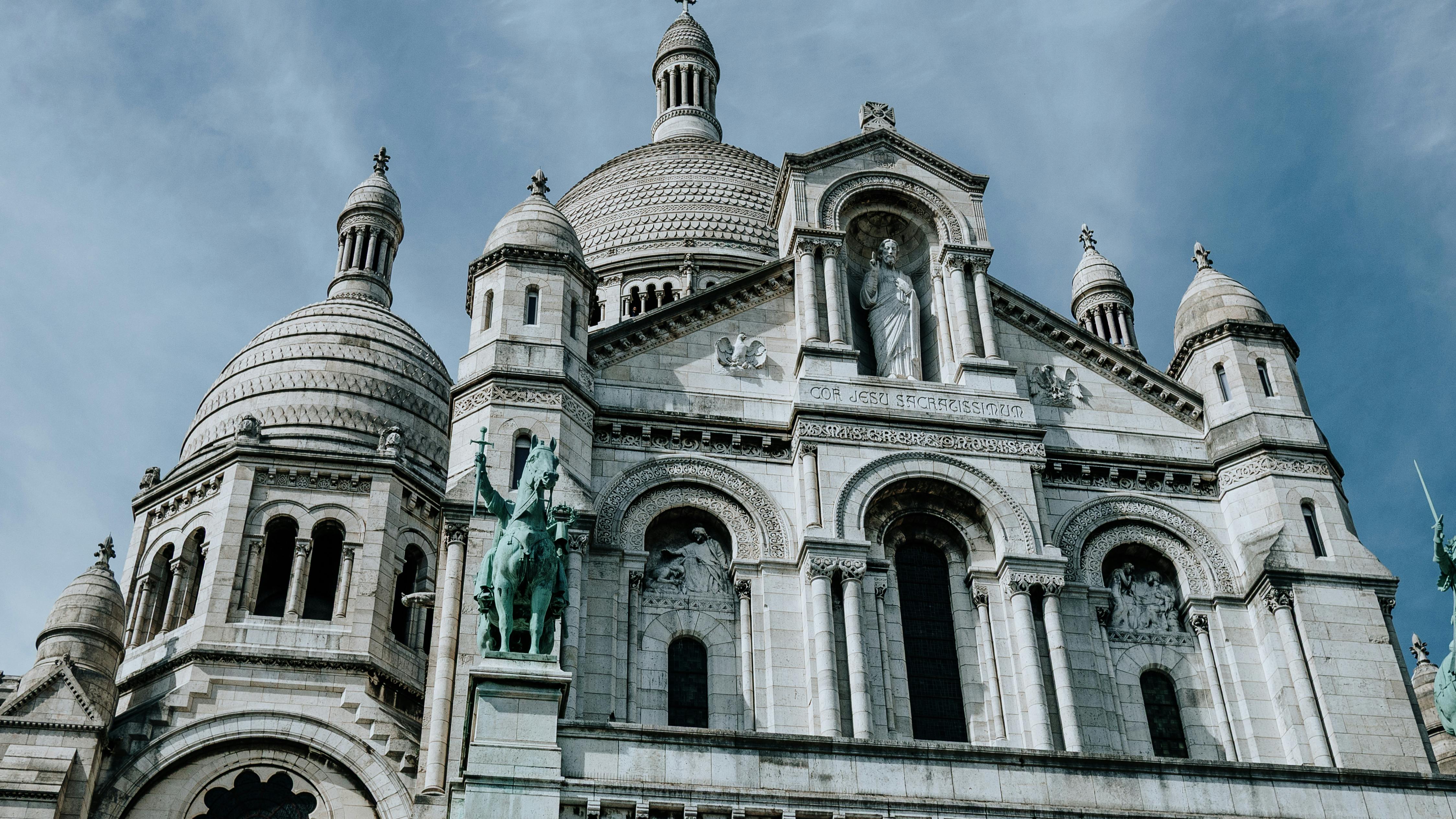 Elegant view of Sacre Coeur Basilica in Paris with clear blue skies. - Niza