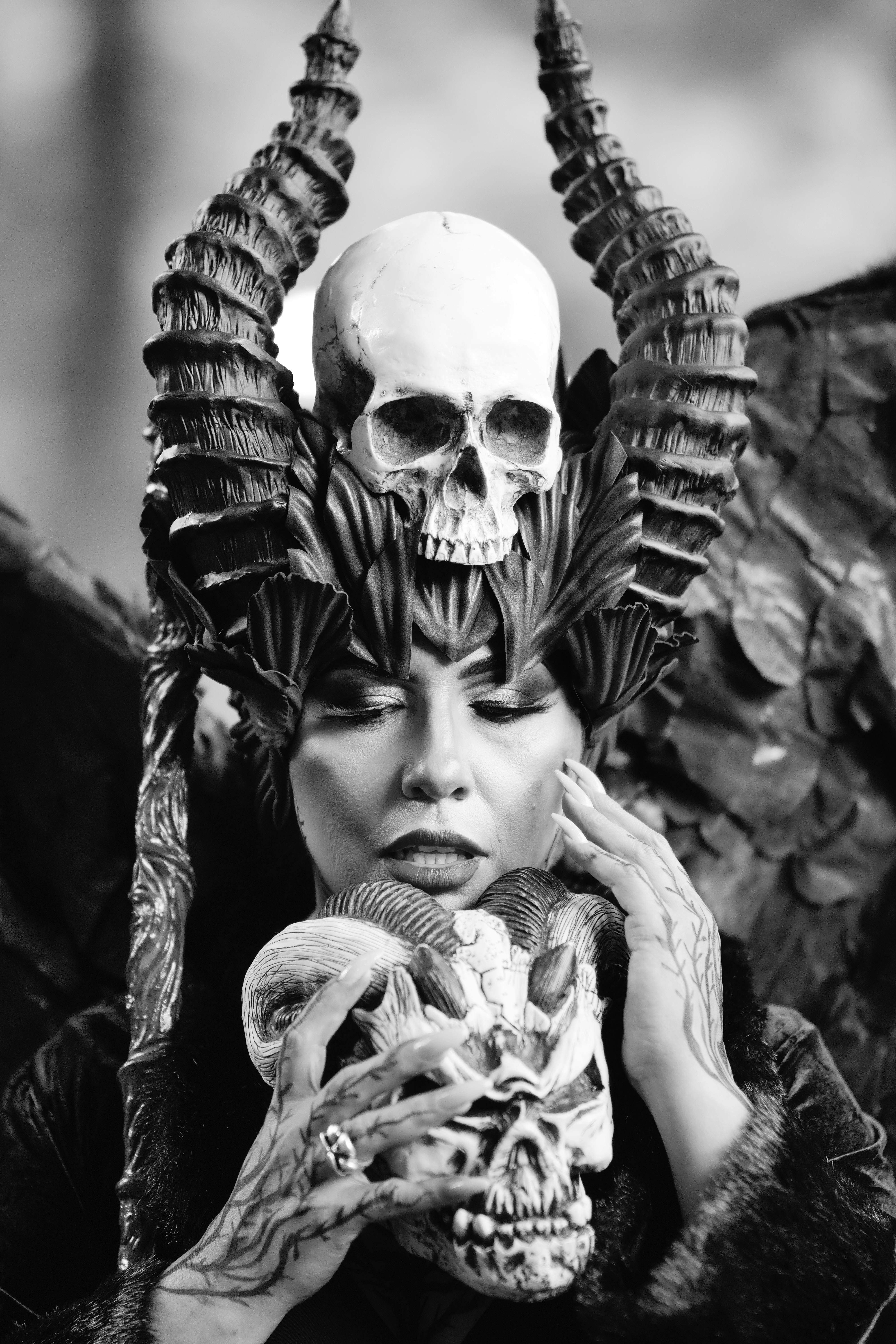 Gratuit Portrait dramatique en noir et blanc d'une femme portant une coiffe de crâne gothique. Photos