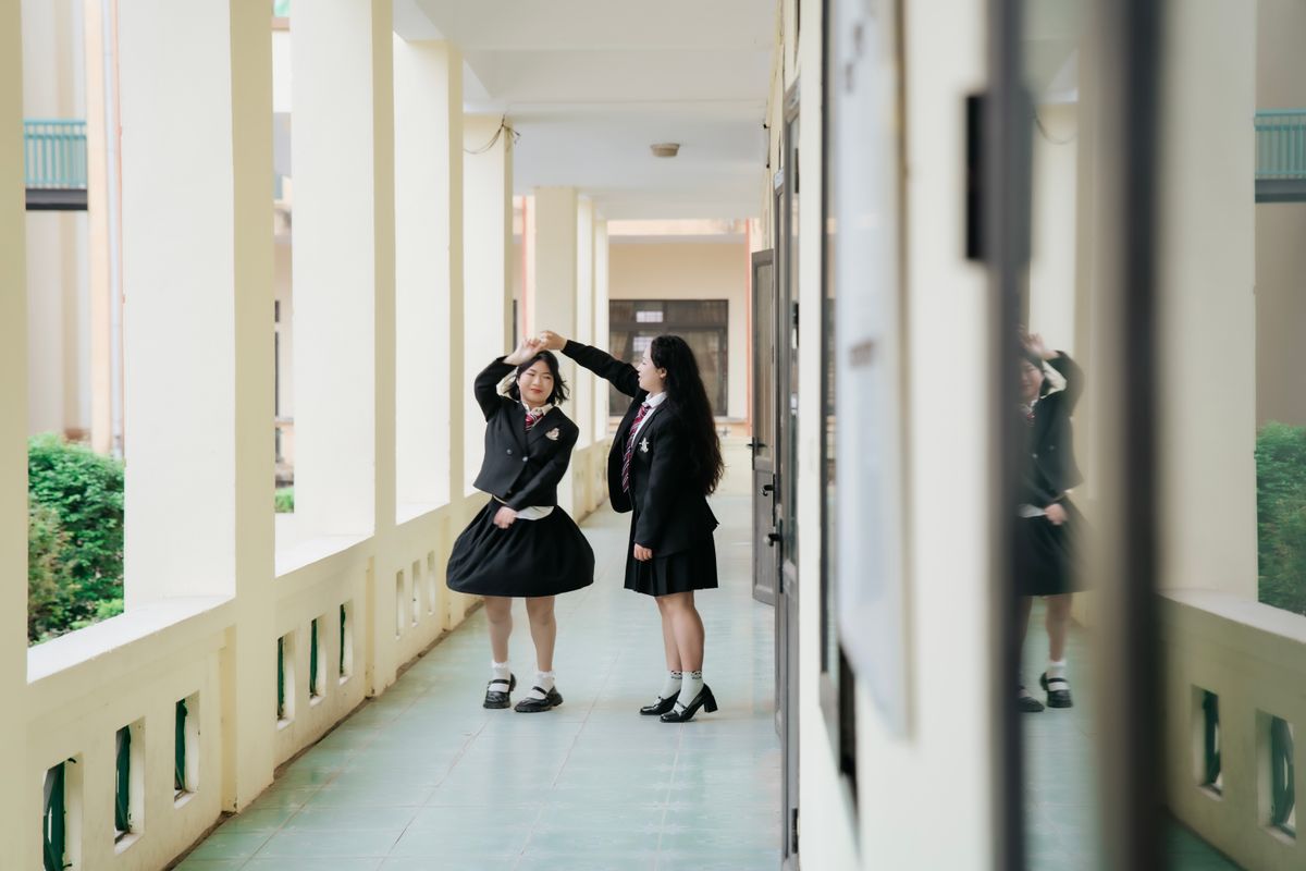 Jugendliche in Schuluniform im Flur, typischer Schulalltag bei 5 oder 10 Monaten Auslandsjahr