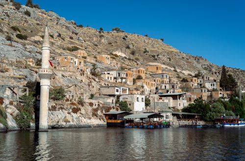 Free Discover the sunken village of Halfeti in Türkiye, known for its ancient architecture and serene waters. Stock Photo