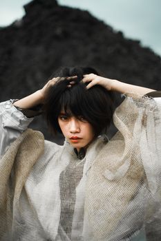 一位身着戏服的女性时尚肖像，背景情绪饱满，凸显现代风格