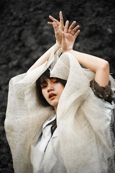 一幅展现身着纹理面料创意服装的女性优雅姿态的艺术肖像