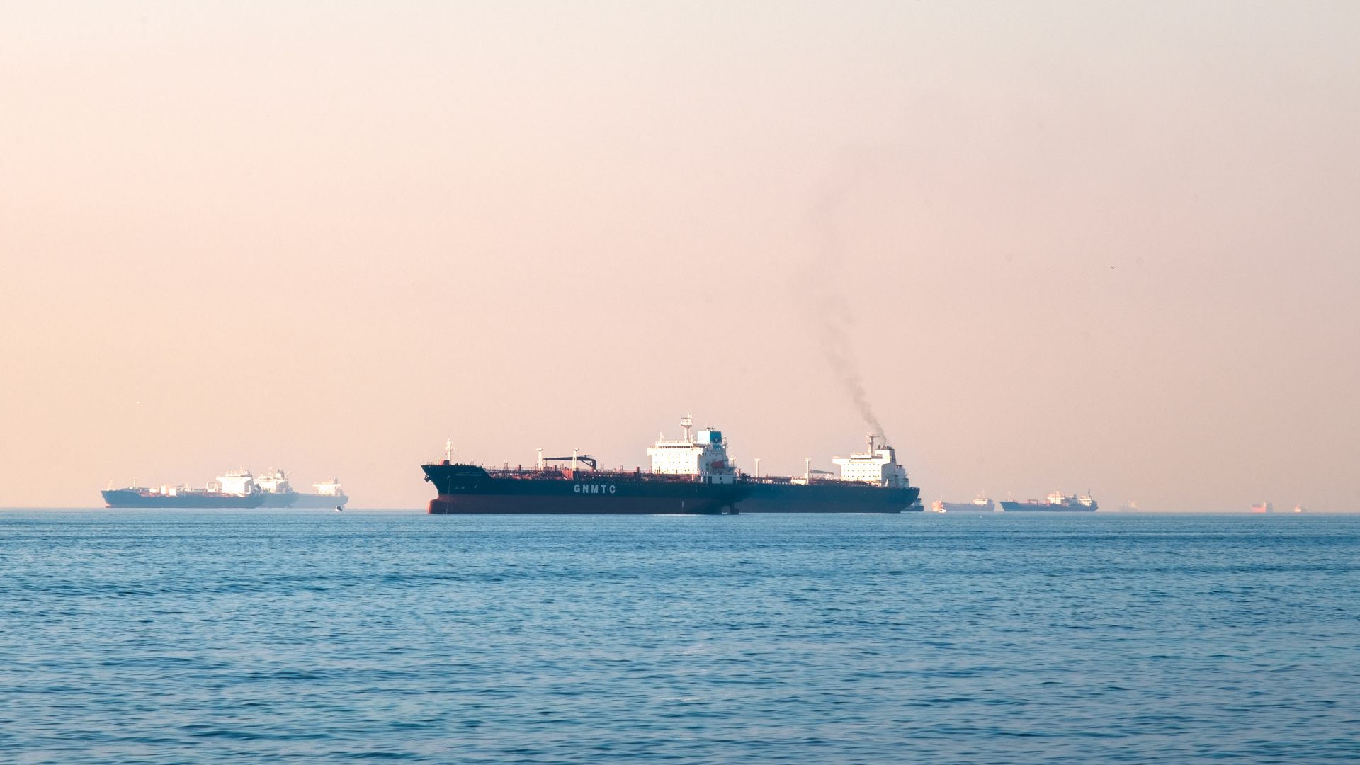 Buques petroleros en el estrecho de Ormuz