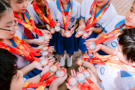 Image shows 81 Harda students receiving awards for their outstanding academic and sports achievements. MP education success.