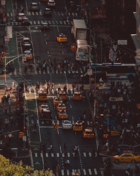 俯瞰纽约皇后区繁忙的十字路口，周围有汽车、出租车和行人往来