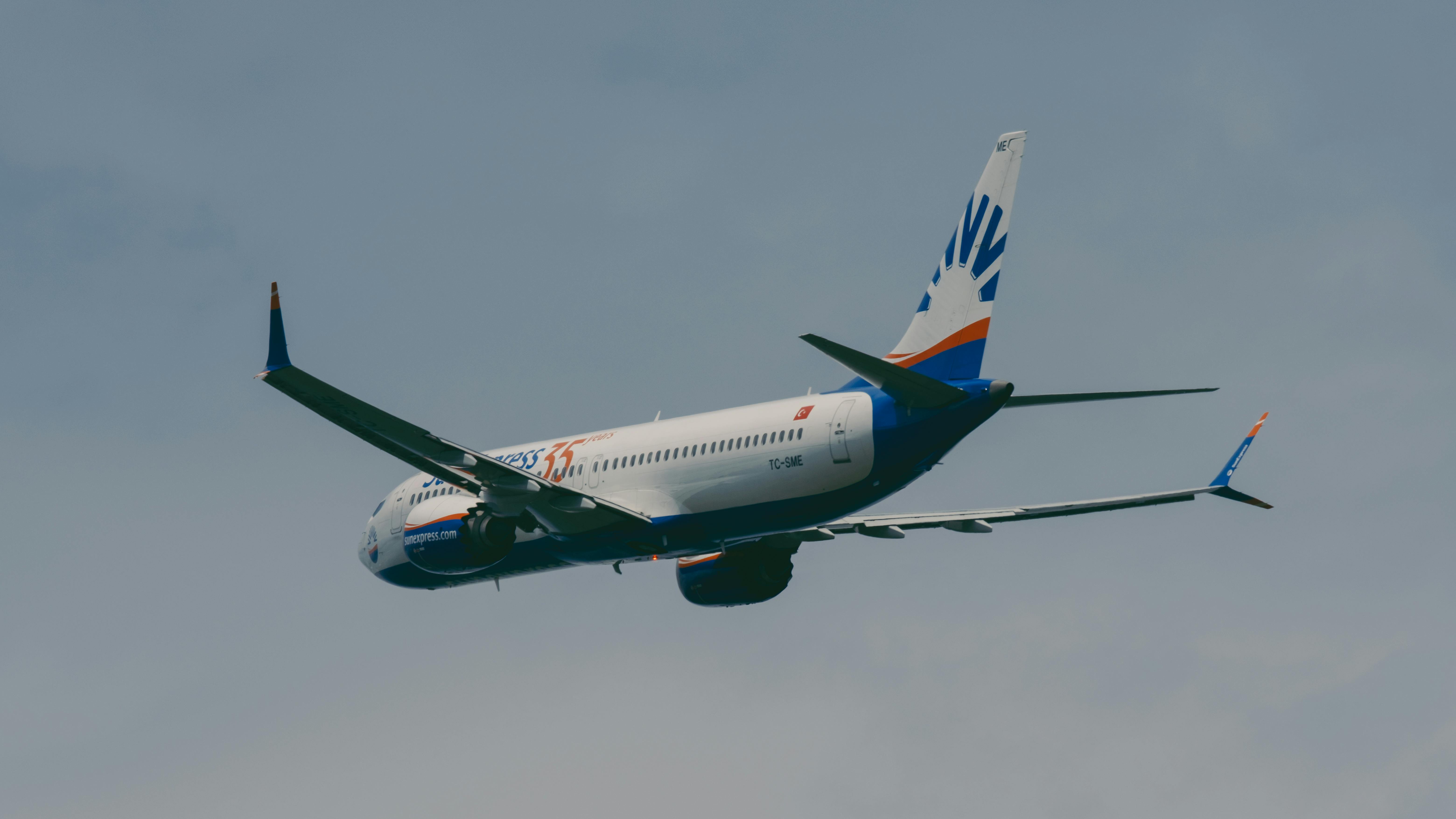 airline miles, frequent flyer, travel rewards, credit card points, airline alliances, Airlines & points — Photo by Tibor Szab