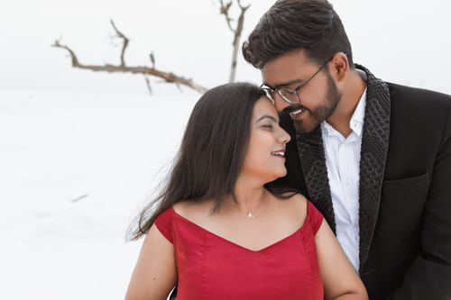Free A joyful couple sharing an intimate moment in a snowy outdoor setting, exuding warmth and romance. Stock Photo