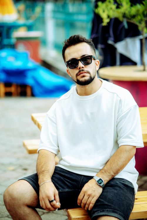 Free Trendy young man wearing sunglasses outdoors, showcasing casual fashion style. Stock Photo