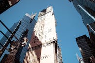 低角度拍摄的纽约市摩天大楼与广告，展现了城市建筑风貌