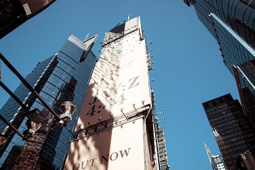 低角度拍摄的纽约市摩天大楼与广告，展现了城市建筑风貌