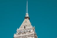 雅虎大厦在明亮的蓝天下特写，展现其历史建筑风貌