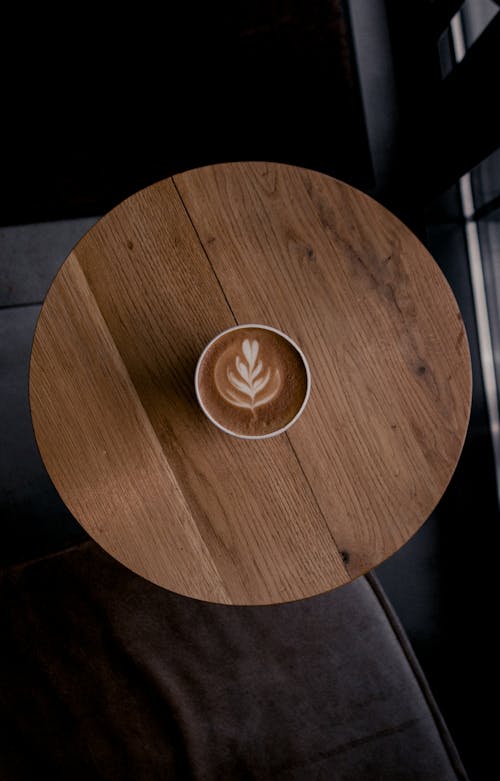 Latte Art En Taza De Café En Una Mesa Redonda