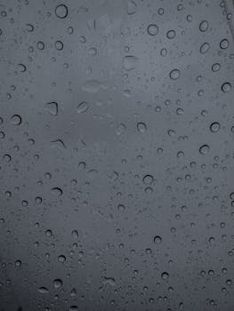 窗户上雨滴的特写，捕捉到了雨天的神韵