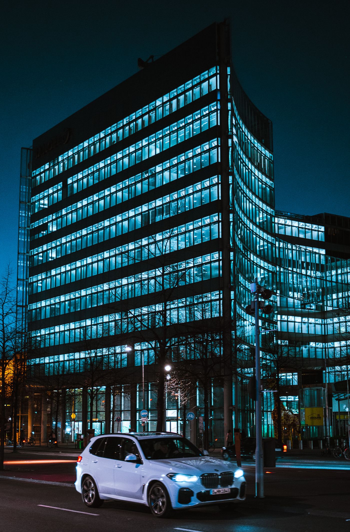 Modernes Bürogebäude bei Nacht in Berlin