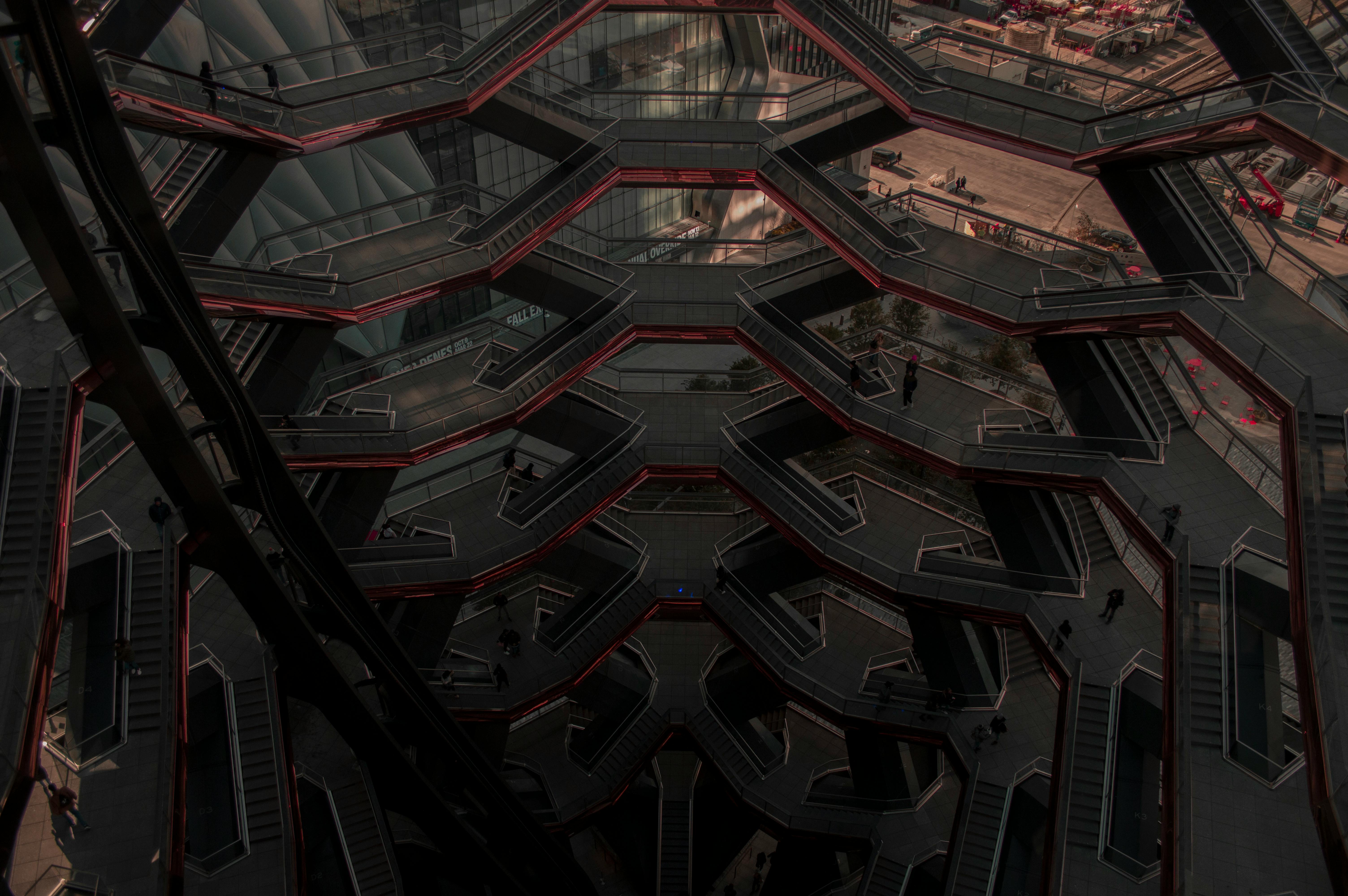 从鸟瞰视角看，这座未来主义建筑展现了现代创新，其几何楼梯和钢结构设计清晰可见