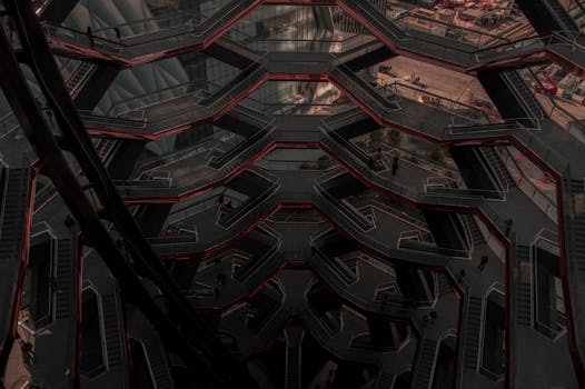 从鸟瞰视角看，这座未来主义建筑展现了现代创新，其几何楼梯和钢结构设计清晰可见