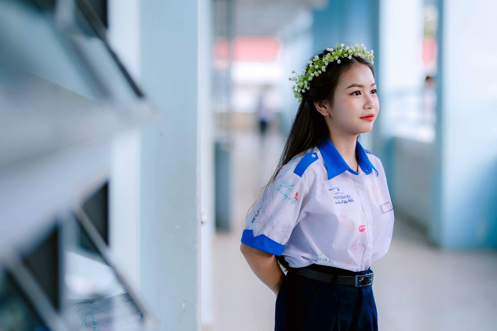สมุดบันทึกงบประมาณวางข้างชิปคาสิโนและเครื่องคิดเลขบนโต๊ะไม้ แสดงการวางแผนอย่างมีวินัย