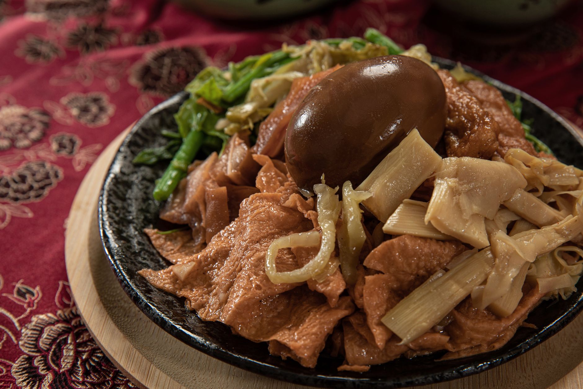 15秒美食短影片腳本庫:10組早餐到甜點實用指南 A savory dish featuring traditional Taiwanese street food with a marinated egg and vegetables, perfect for food enthusiasts.