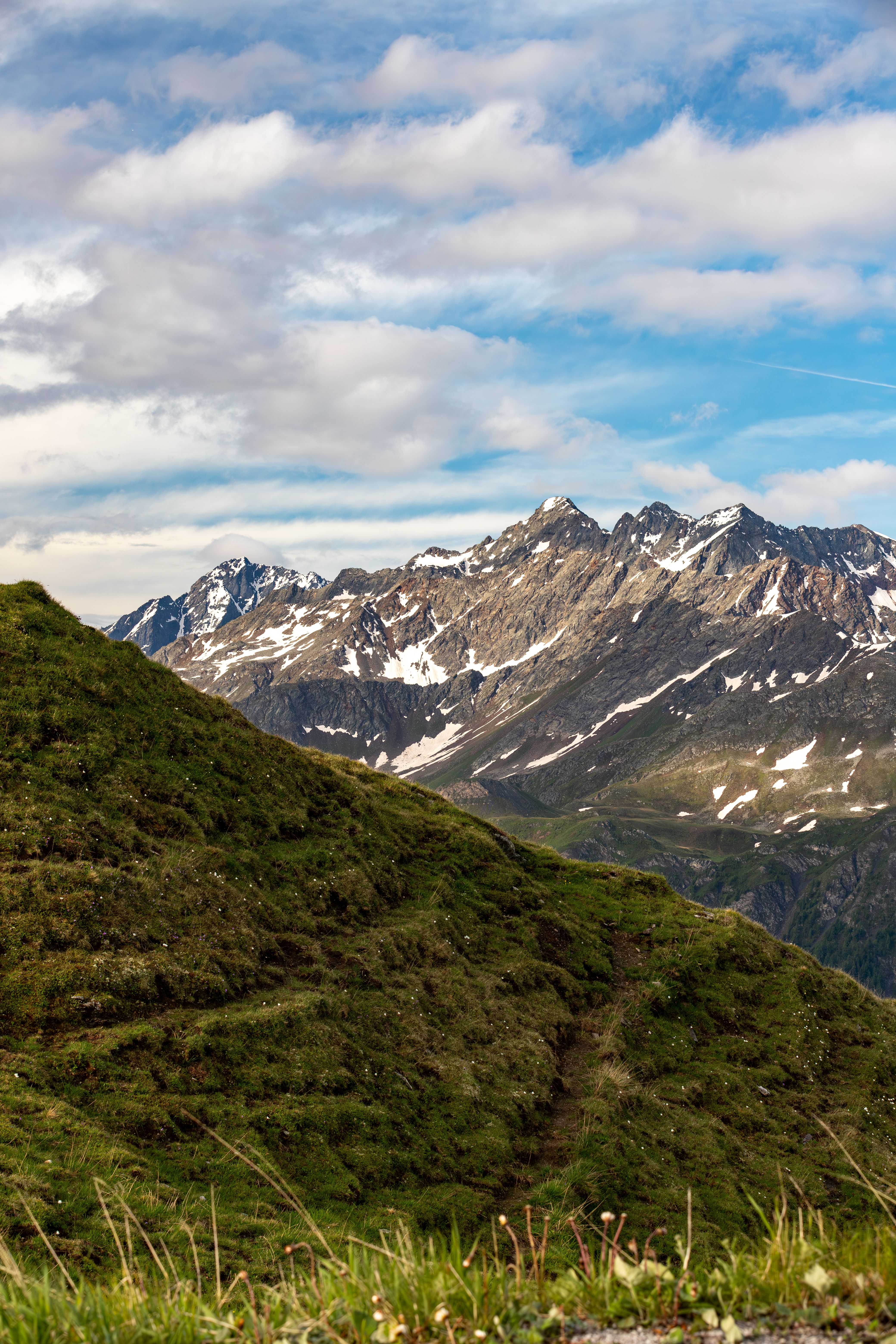 Scenic View of Korutany's Stunning Mountain Landscape · Free Stock