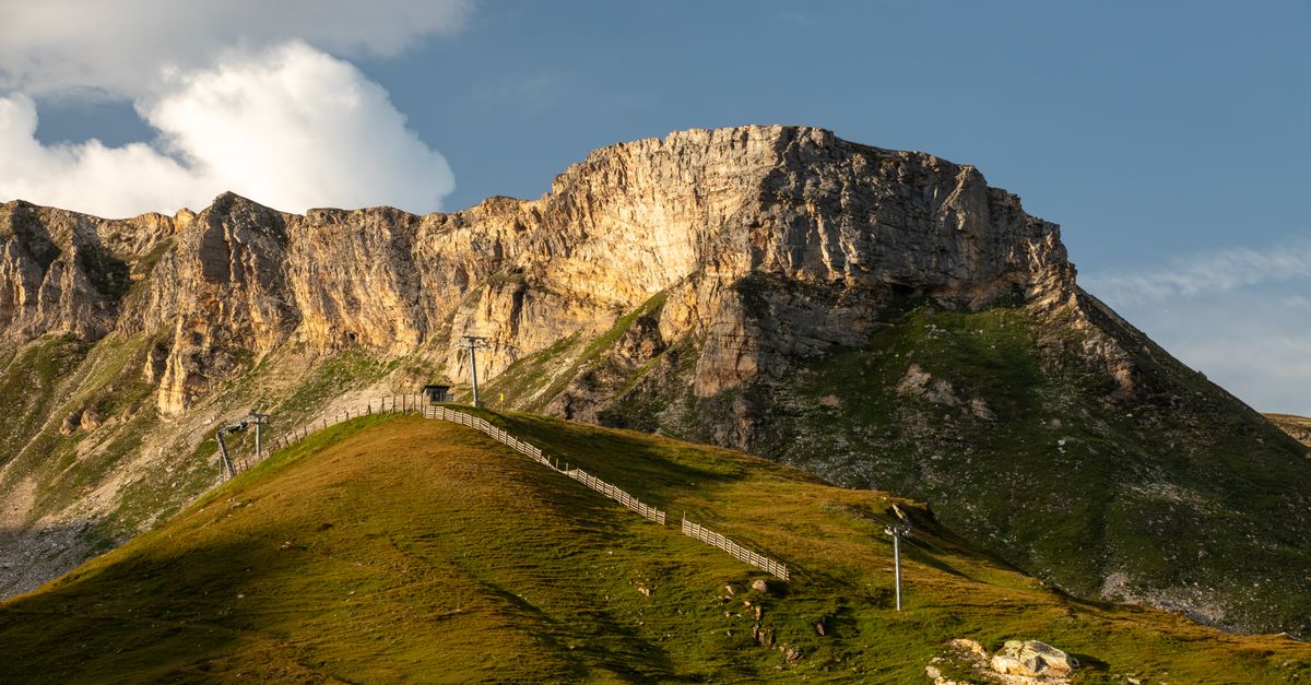 Explore the majestic landscapes of Korutany, Rakousko with stunning mountain views and vibrant green